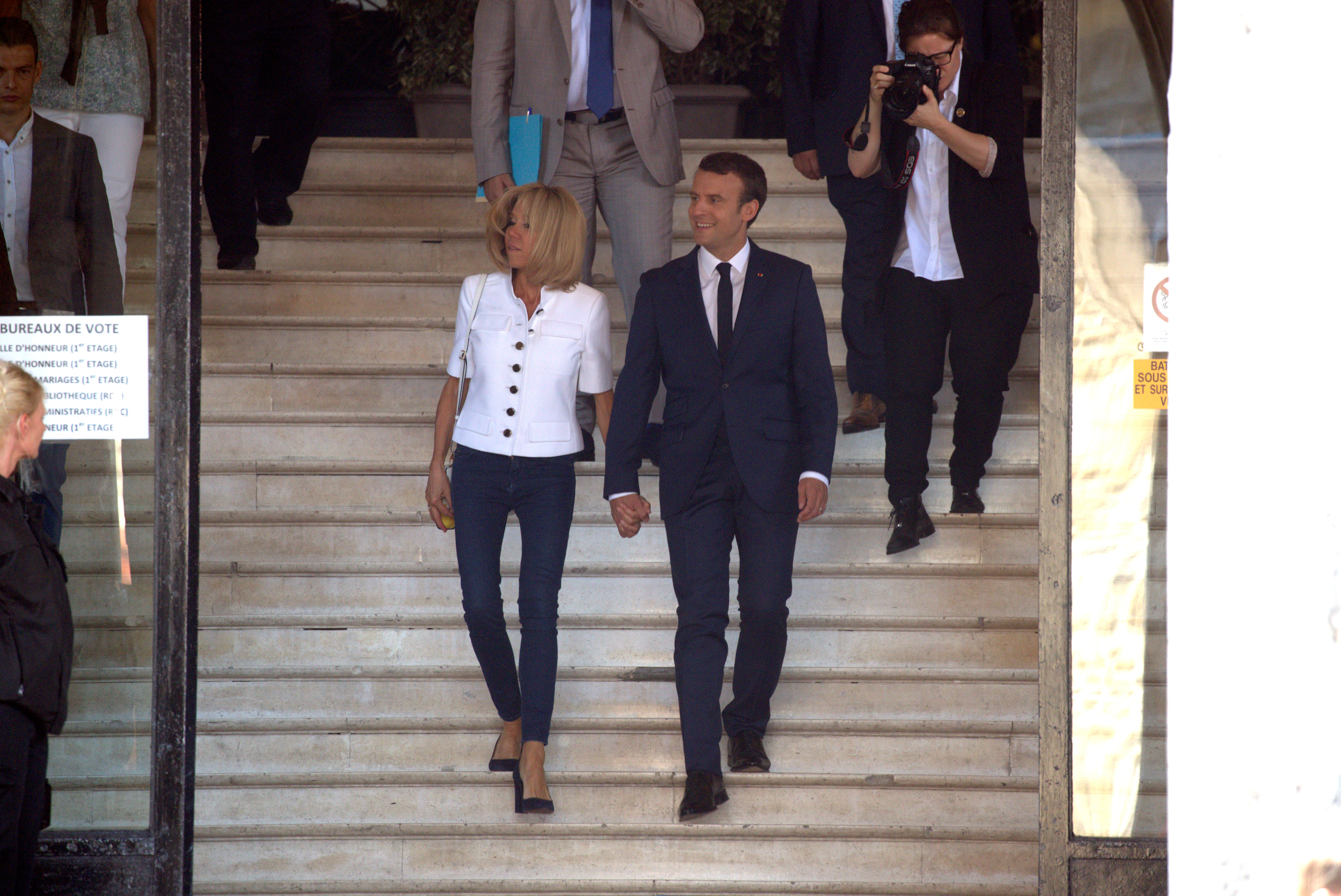 ماكرون وزوجتة بعد الإدلاء بصوتهما فى الانتخابات الفرنسية
