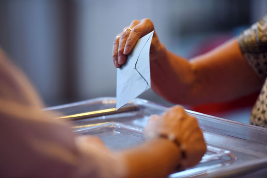 أوراق الاقتراع فى الانتخابات البرلمانية الفرنسية