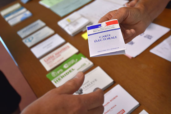 أوراق الاقتراع داخل صندوق الانتخابات الفرنسية