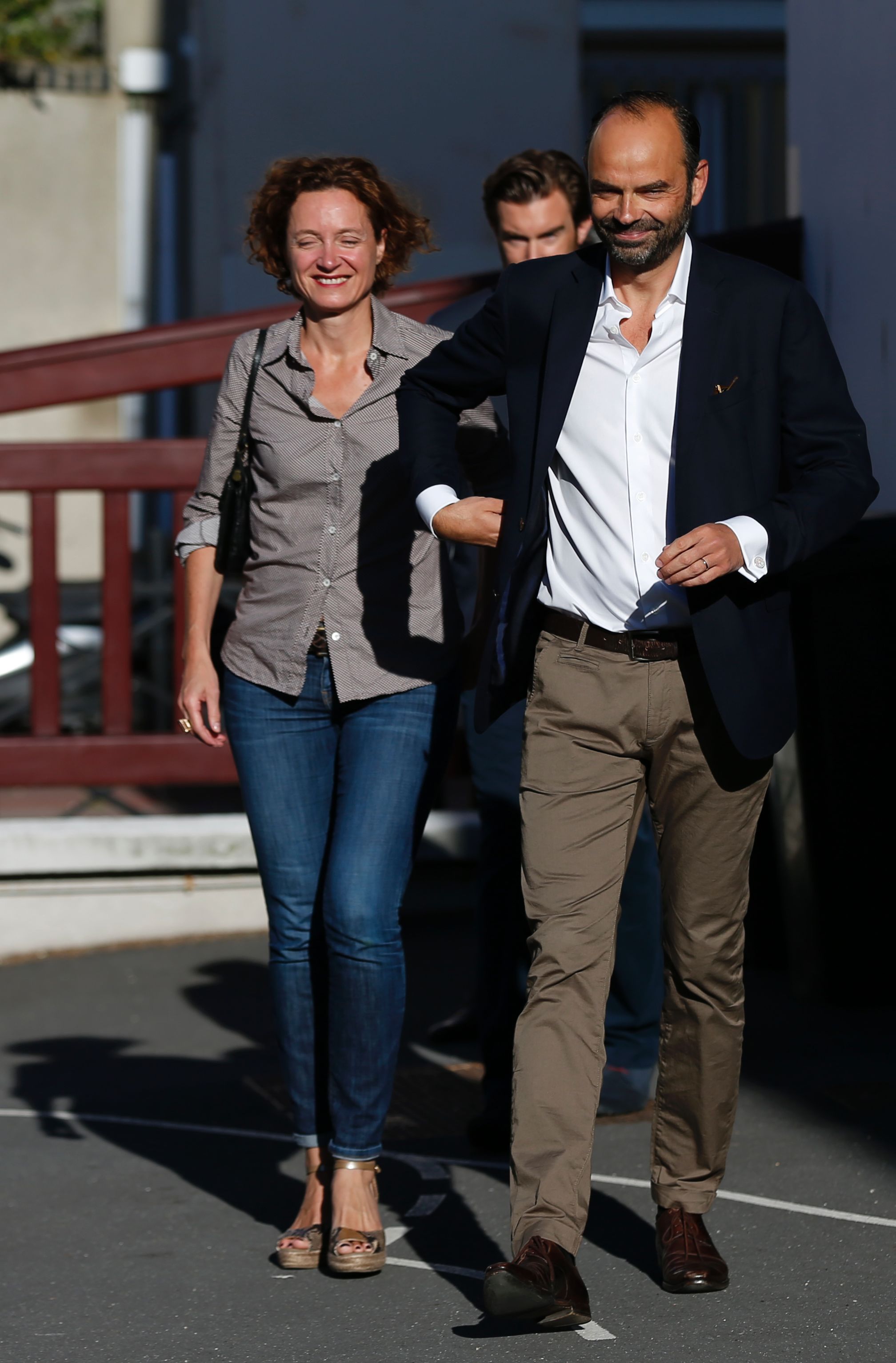 رئيس وزراء فرنسا برفقة زوجته فى لجنة الاقتراع