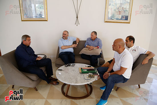 وزير الرياضة يلتقى هانى أبو ريدة فى فندق إقامة المنتخب بتونس (1)