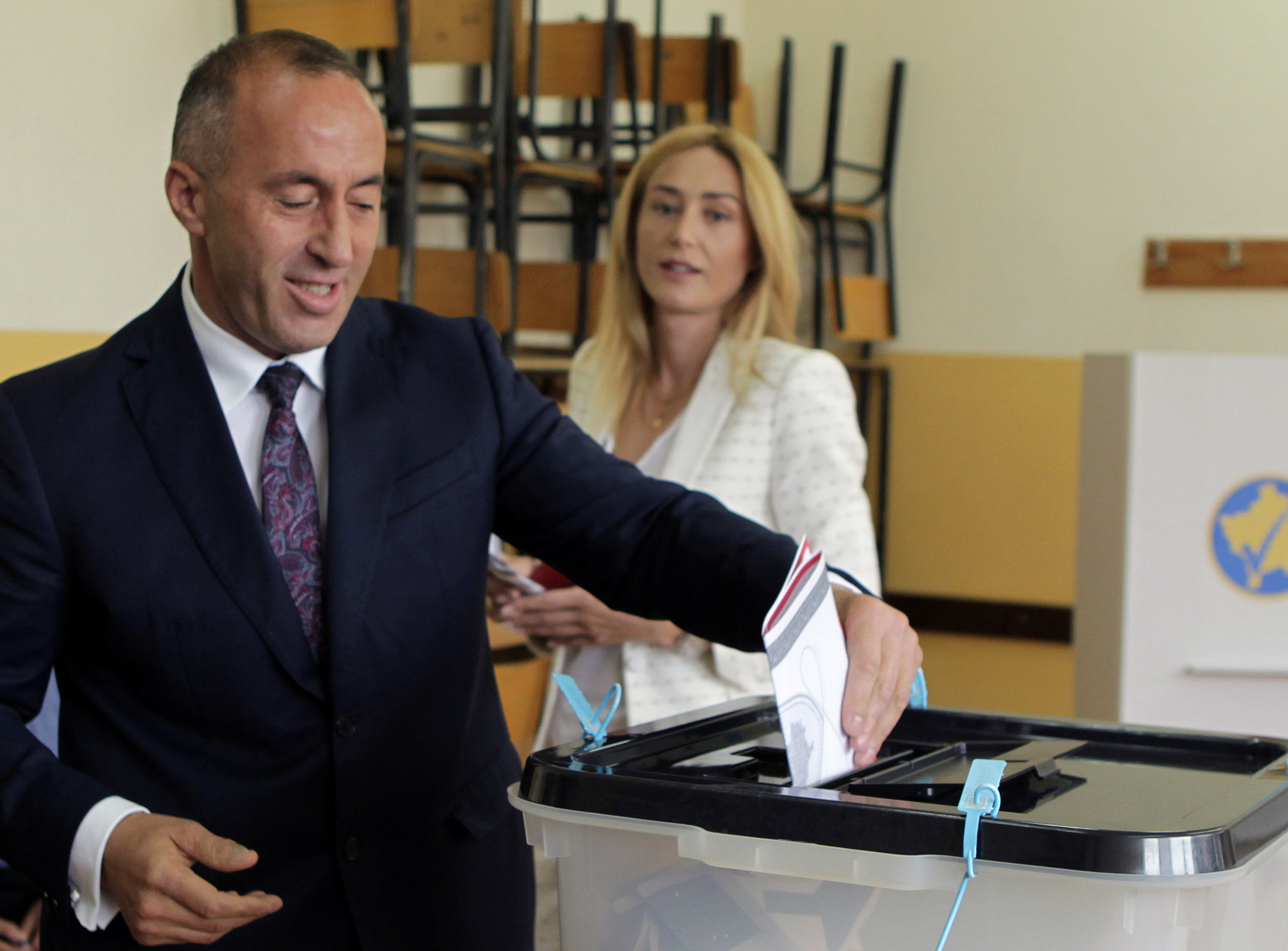 المرشح لرئاسة وزراء كوسوفو يدلى بصوته فى الانتخابات البرلمانية
