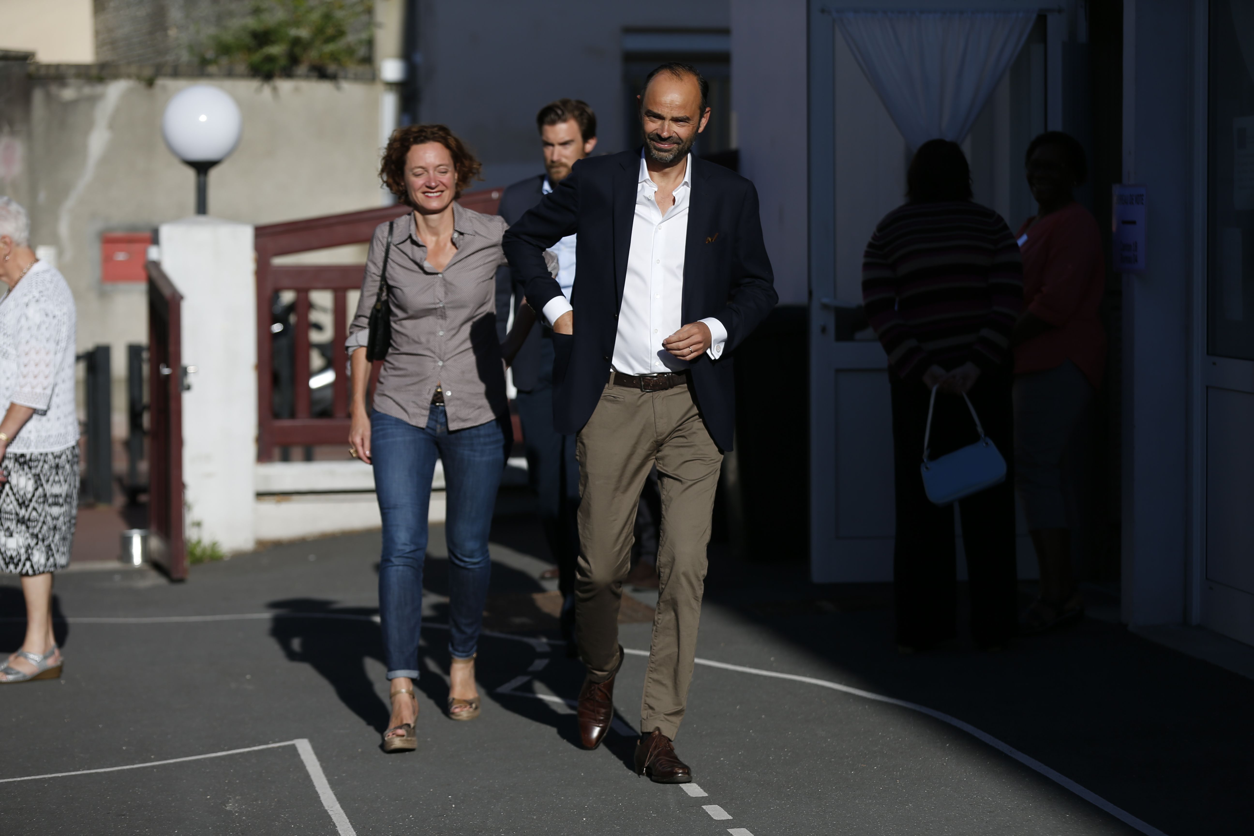 رئيس وزراء فرنسا وزوجته يدليان بصوتيهما فى الانتخابات