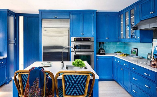 مطبخ مصمم باللون الأزرق