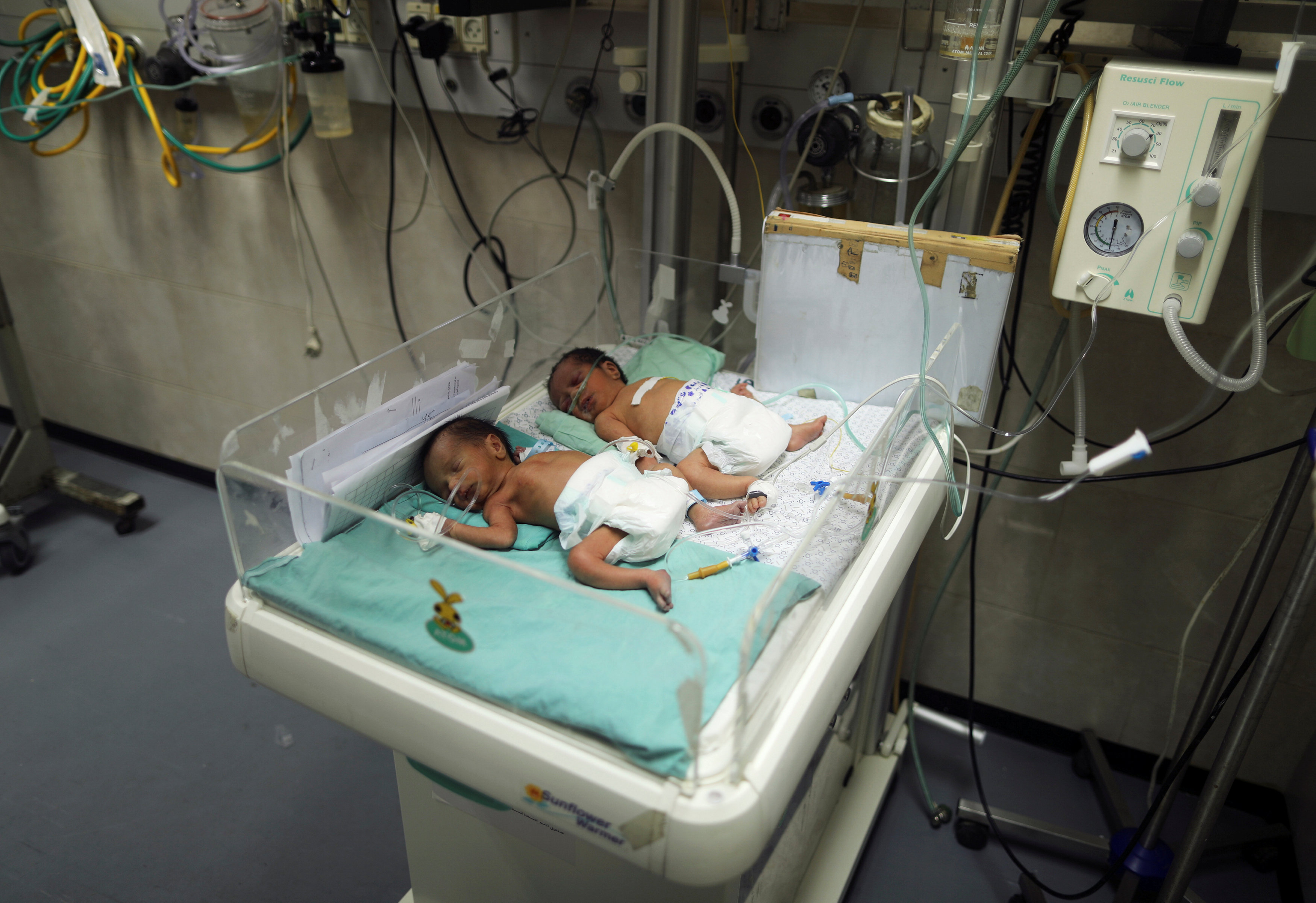 أطفال داخل مستشفى فى قطاع غزة