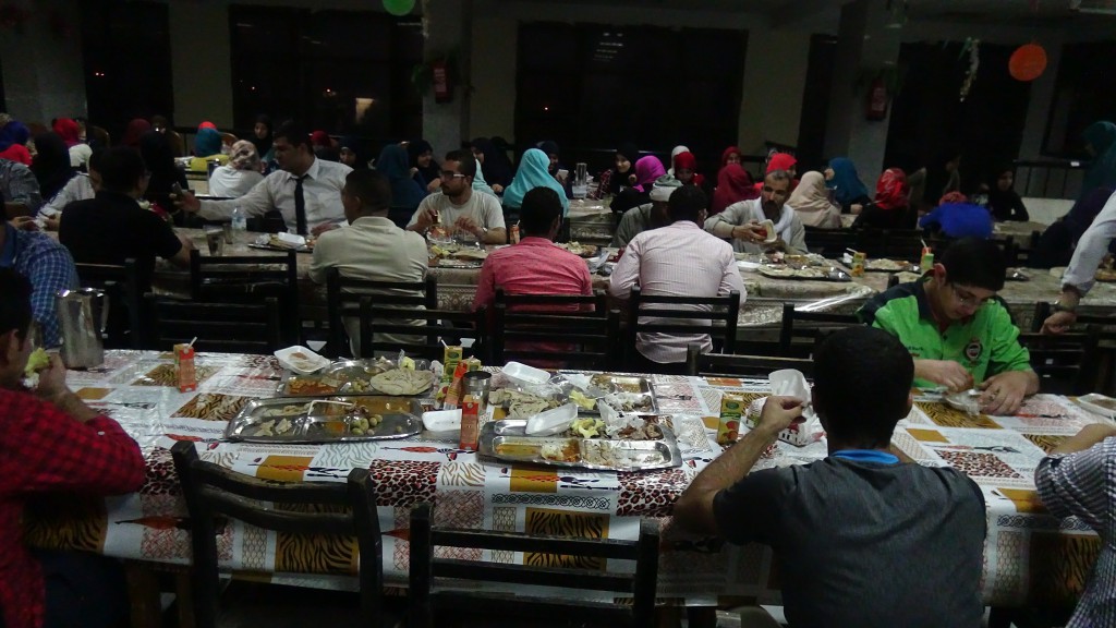 رئيس جامعة المنيا فى حفل إفطار جماعى مع طلاب المدن الجامعية (5)