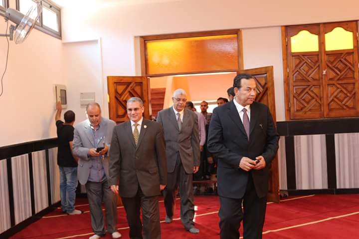 رئيس الجامعة والوفد المشارك أثناء افتتاح المسجد 
