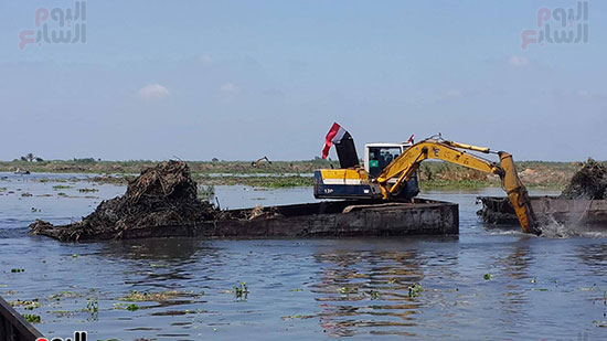 الات ومعدات العمل في البحيرة ترفع علم مصر