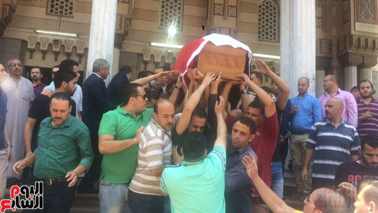  الأهالى يحملون الجثمان عقب صلاة الجنازة عليه بمسجد النصر