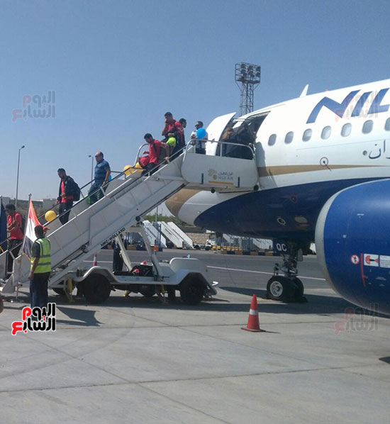 لاعبو-المنتخب-في-مطار-القاهرة-بعد-الخسارة-من-تونس