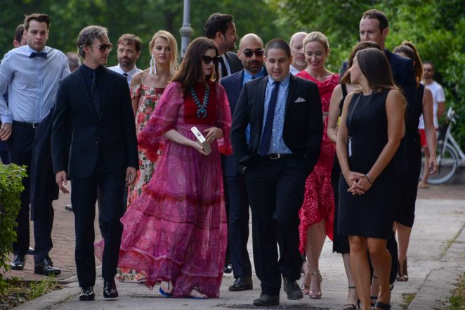 آنا هاثاواي خلال توجهها لحضور حفل زفاف جيسيكا شاستين (3)