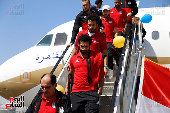 وصول بعثة منتخب مصر إلى مطار القاهرة  (8)