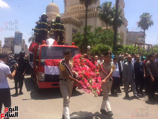 أفراد الشرطة تحمل الزهور فى مقدمة الجنازة