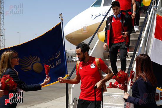 وصول بعثة منتخب مصر إلى مطار القاهرة  (15)