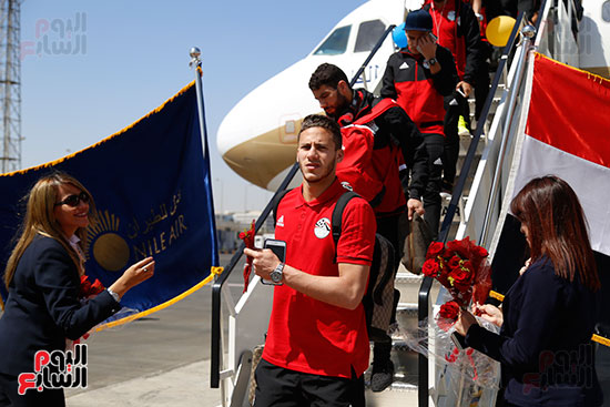 وصول بعثة منتخب مصر إلى مطار القاهرة  (11)