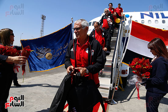 وصول بعثة منتخب مصر إلى مطار القاهرة  (5)