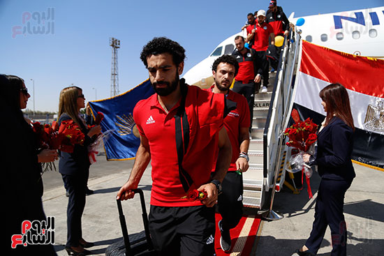 وصول بعثة منتخب مصر إلى مطار القاهرة  (9)