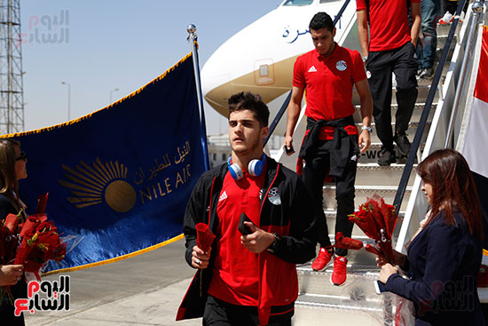 وصول بعثة منتخب مصر إلى مطار القاهرة  (16)