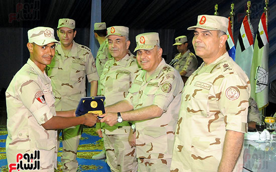  وزير الدفاع يكرم مقاتلو القوات المسلحة على هامش افطار الجيش