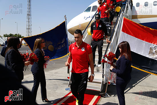 وصول بعثة منتخب مصر إلى مطار القاهرة  (14)