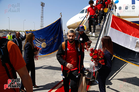 وصول بعثة منتخب مصر إلى مطار القاهرة  (6)