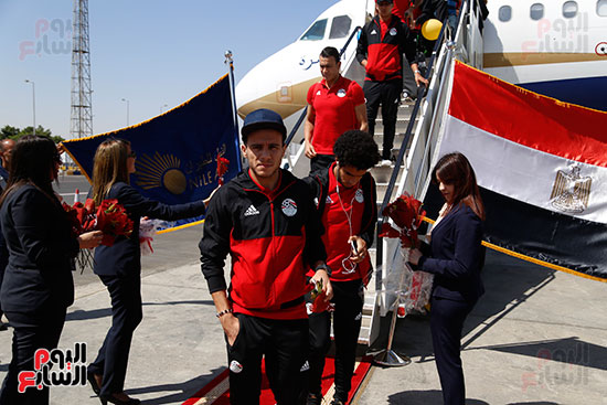 وصول بعثة منتخب مصر إلى مطار القاهرة  (13)