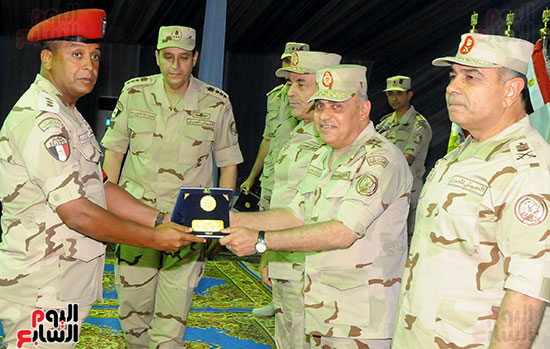  وزير الدفاع يكرم المميزين من أبطال القوات المسلحة
