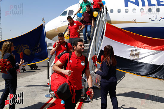 وصول بعثة منتخب مصر إلى مطار القاهرة  (18)