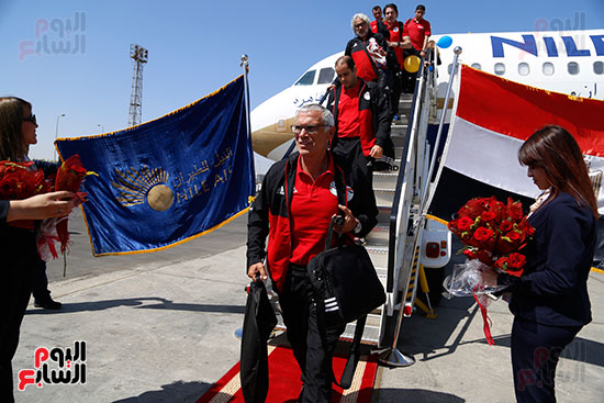 وصول بعثة منتخب مصر إلى مطار القاهرة  (4)