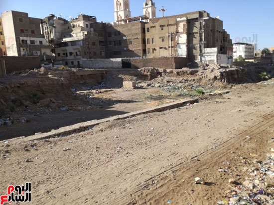 6-   جانب من التلوث على طريق الكباش الفرعونى قبيل استكماله