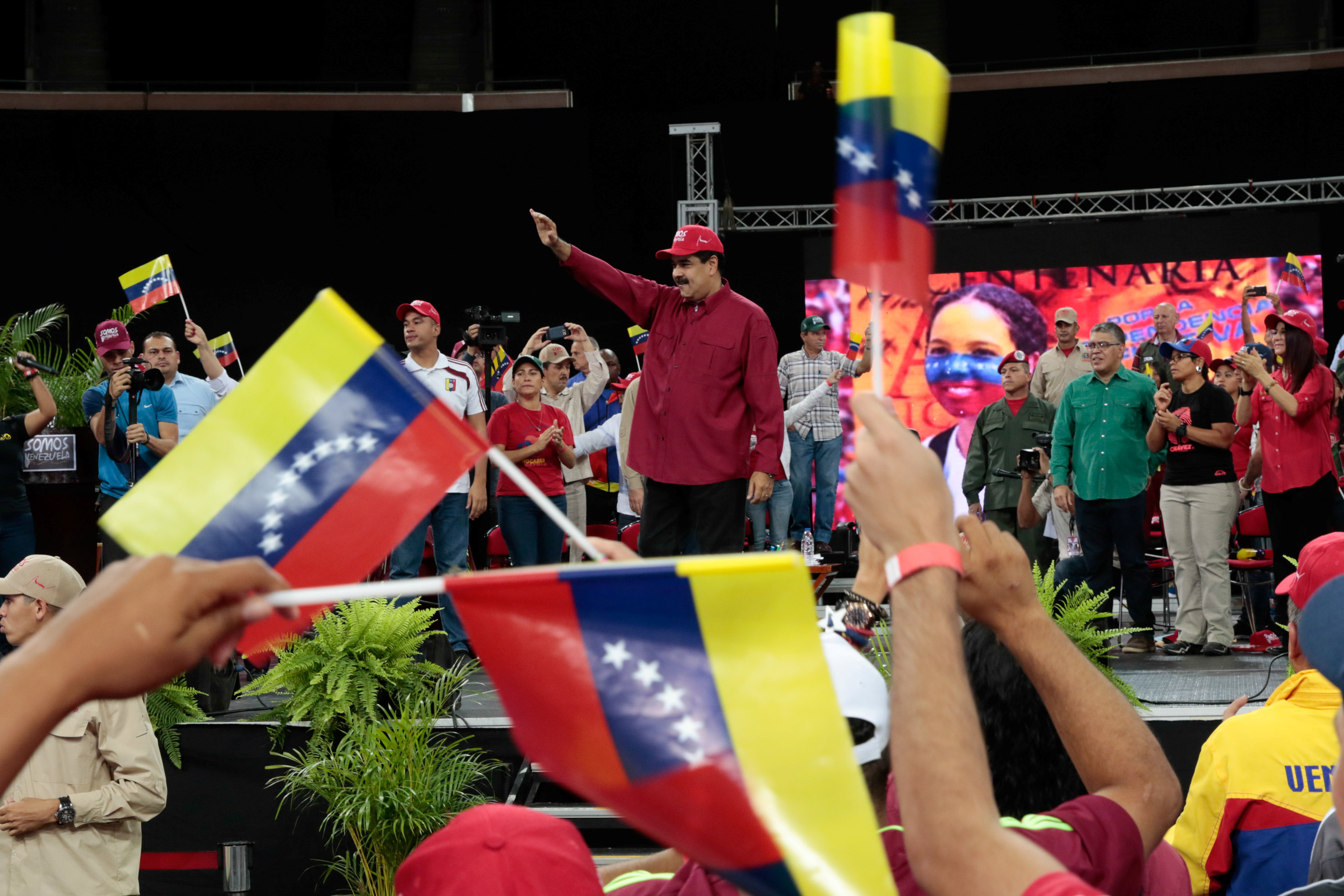 الرئيس فنزويلا نيكولاس مادورو وسط مؤيديه