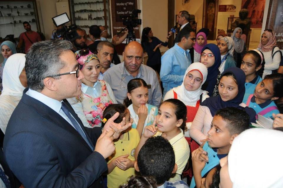 وزير الآثار يمنح الفائزين بمسابقة الإرادة المصرية تصريح  سنوى لزيارة المتاحف  (2)