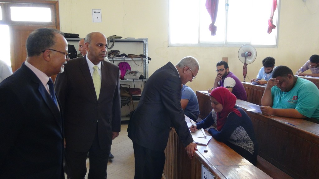 رئيس جامعة المنيا يناقش احد الطالب