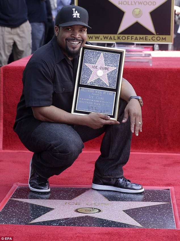 Ice Cube يحتفل ينل نجمة في ممشى المشاهير (3)