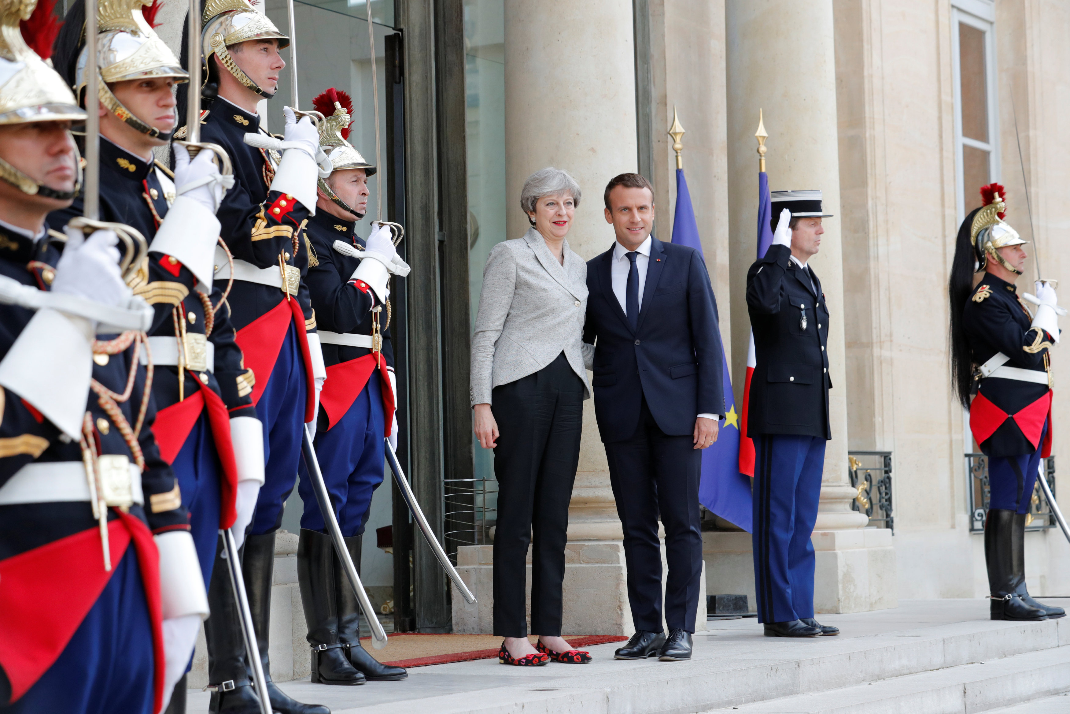 الرئيس الفرنسى يستقبل رئيسة وزراء بريطانيا