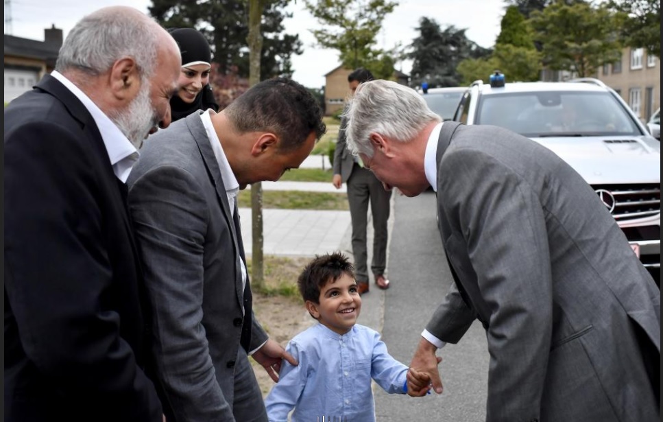 الملك فيليب يصافح طفل مسلم