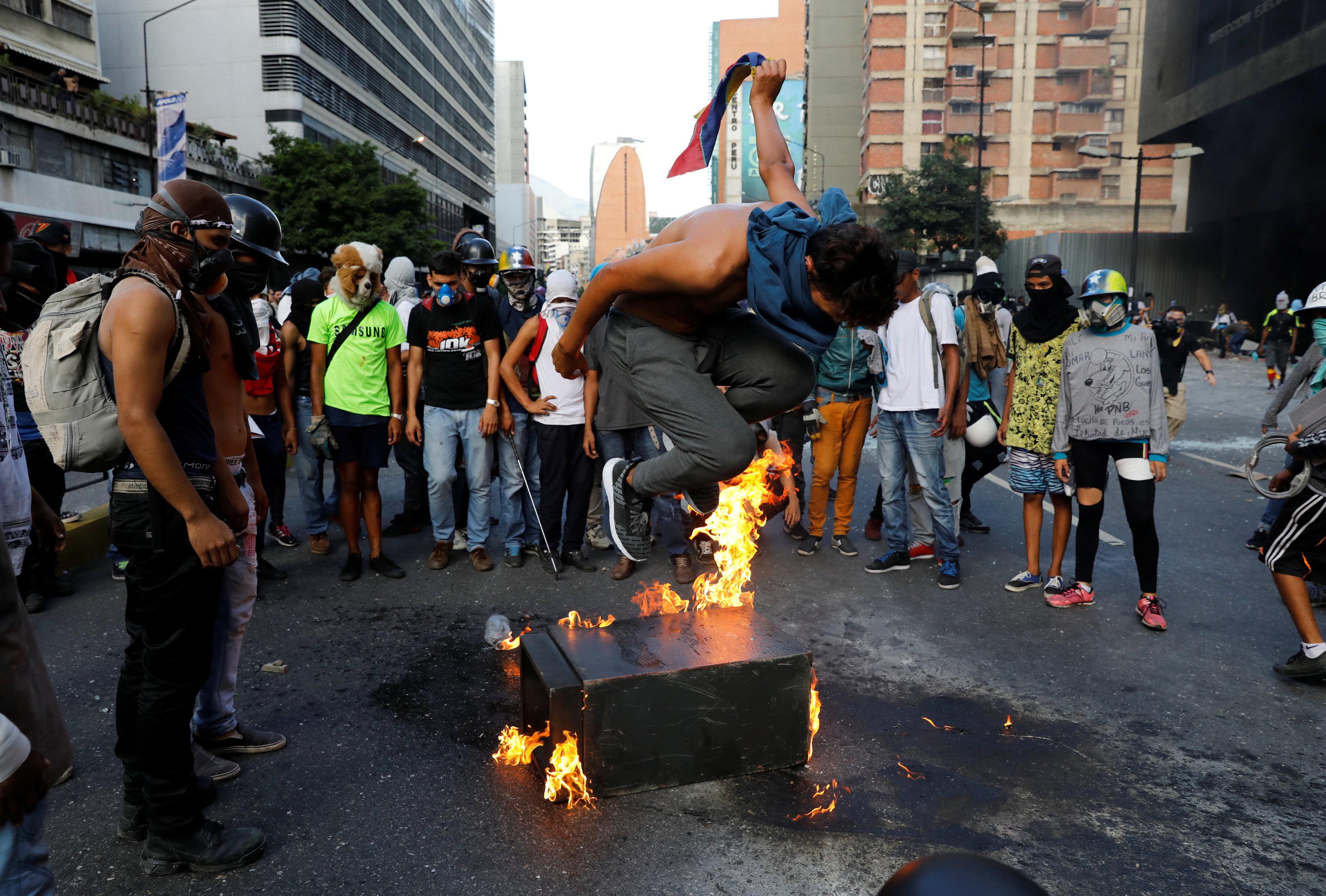 المحتجون يشعلون النيران فى أحد شوارع العاصمة