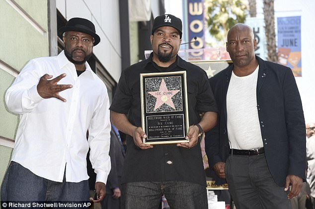  Ice Cube يحتفل ينل نجمة في ممشى المشاهير (6)