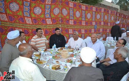 افطار-جماعي-من-كنيسة-الملاك-ميخائيل-للمسلمين-غرب-الاقصر