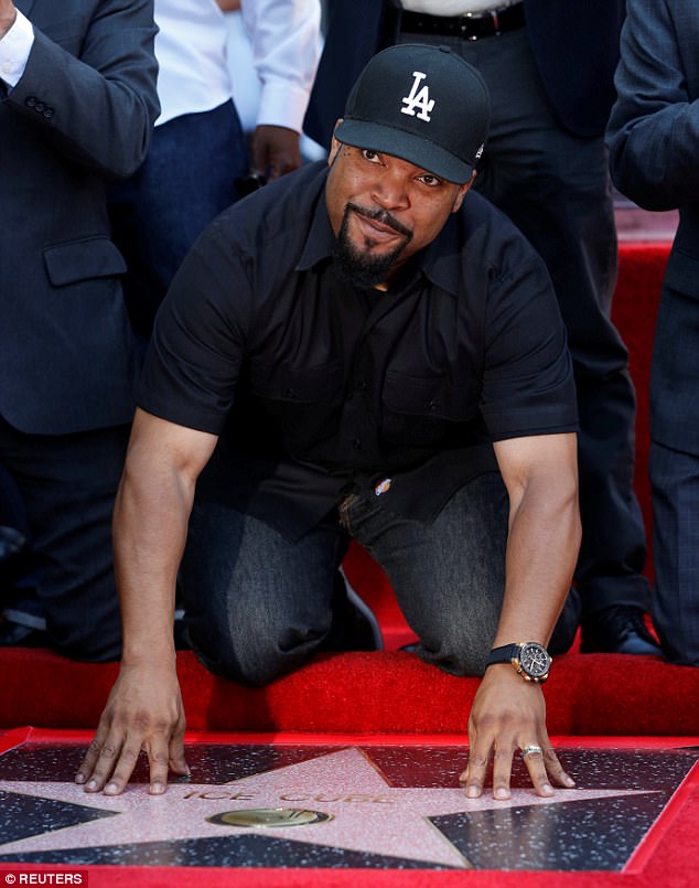  Ice Cube يحتفل ينل نجمة في ممشى المشاهير (4)