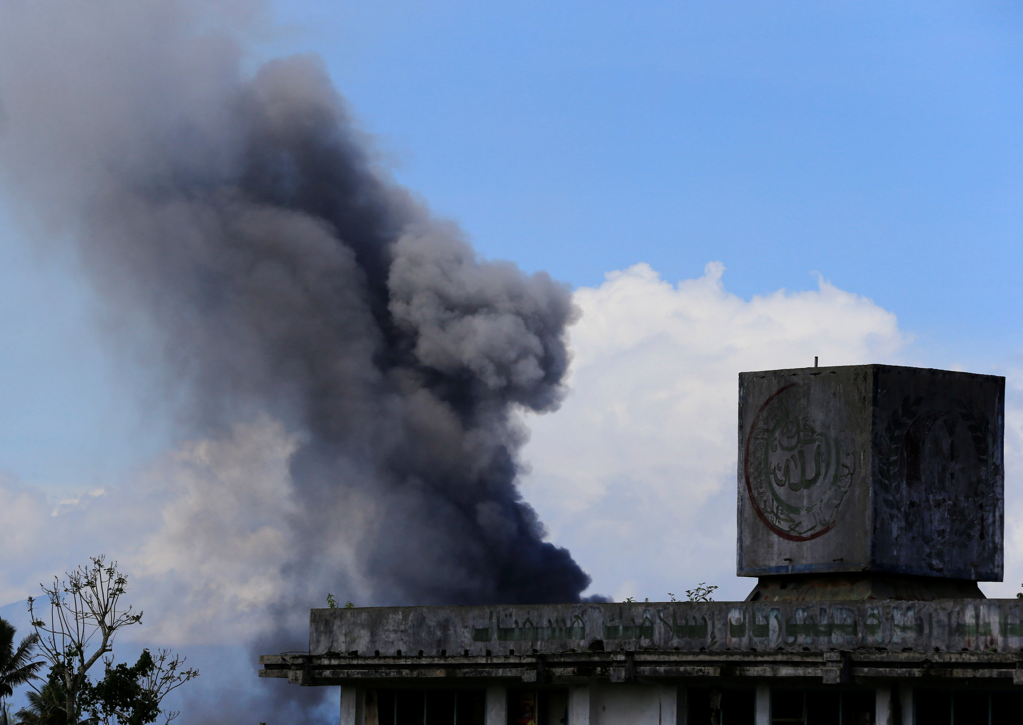 انبعاث الدخان بعد اشتباكات بين المتمردين وقوات الفلبين