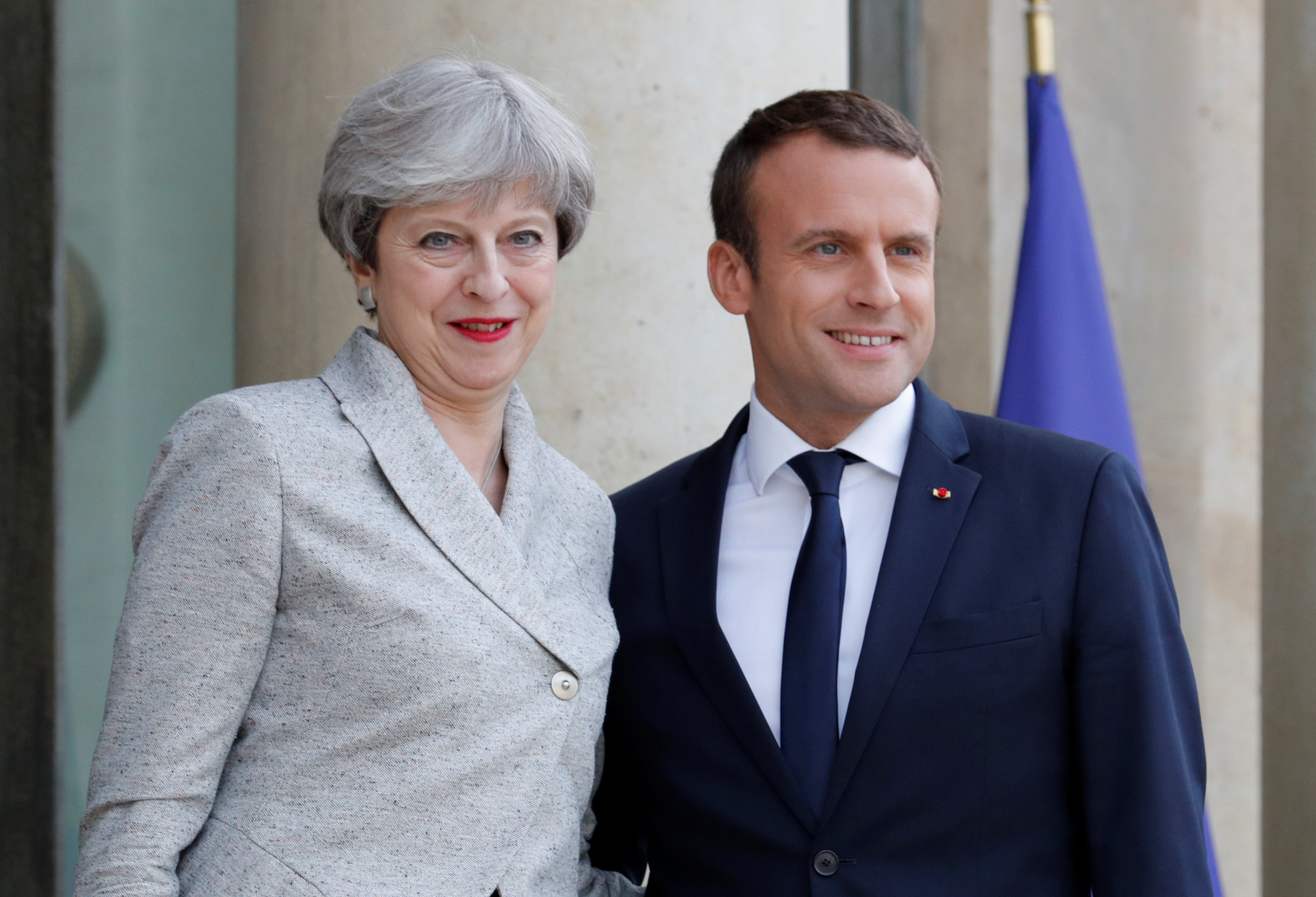 الرئيس الفرنسى يلتقى رئيسة وزراء بريطانيا لبحث العلاقات بين البلدين