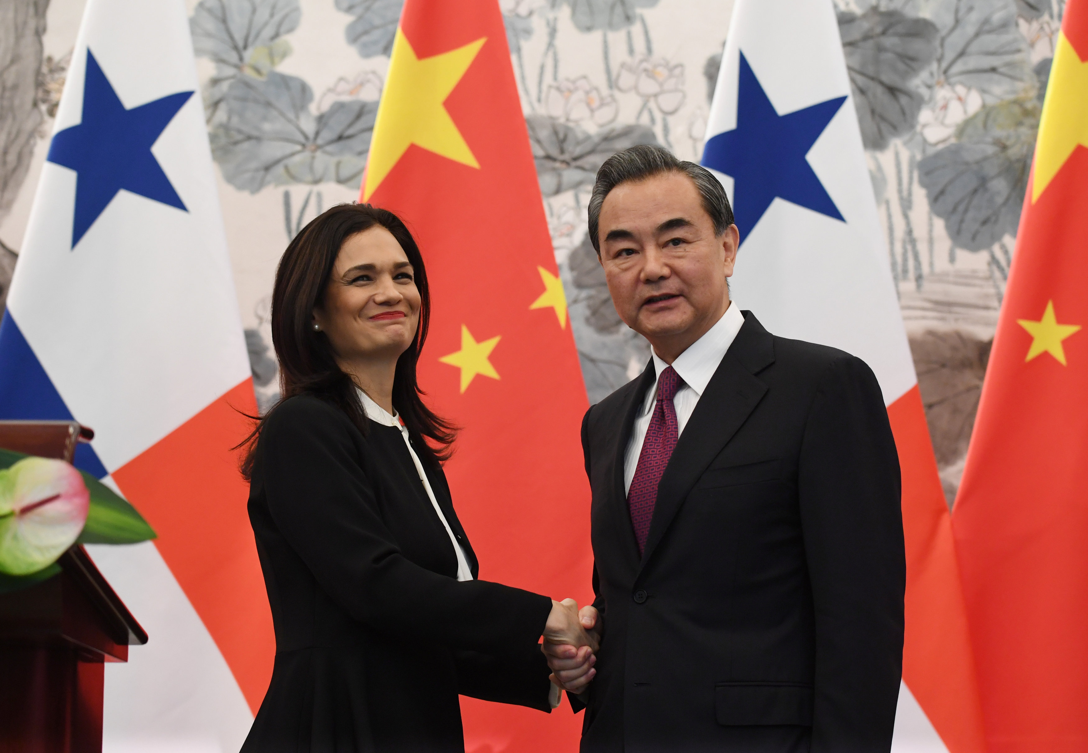 وزيرة خارجية بنما تصافح وزير الخارجية الصيني وانغ يى