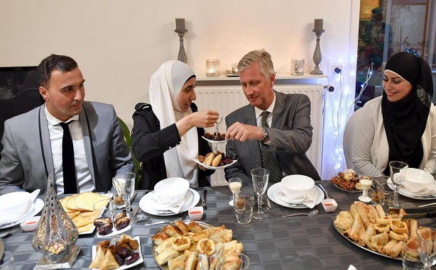 الملك فيليب يتناول طعام الافطار مع عائلة-مسلمة