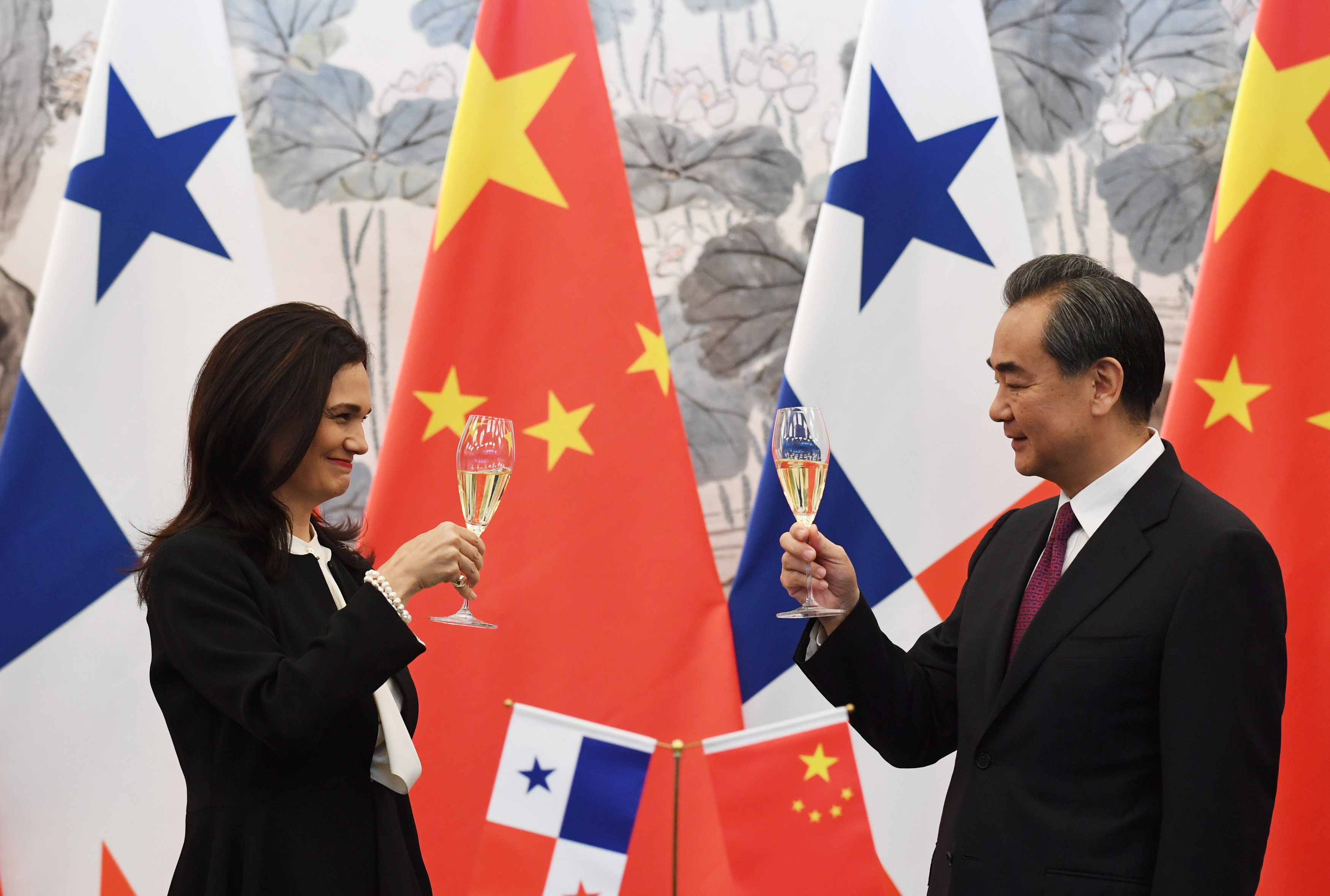 وزيرة خارجية بنما تصافح وزير الخارجية الصيني