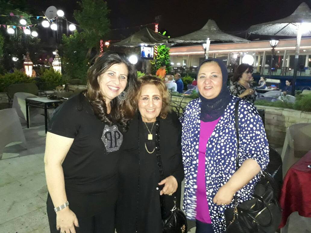 اميمة ابنة الفنانة عقيلة راتب والفنان حامد مرسي مع ابنتها جيني وميريت عمر الحريري