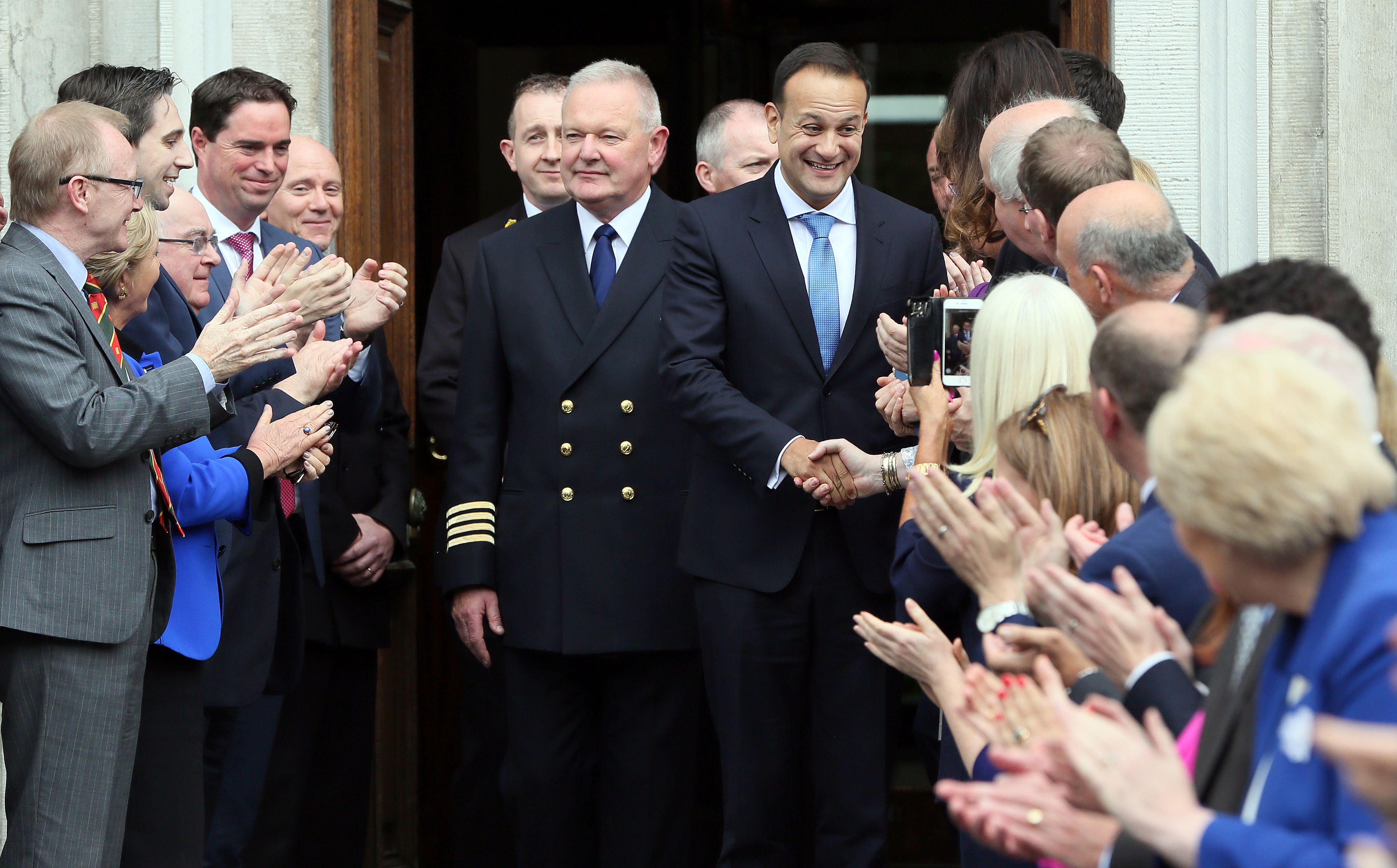 أول رئيس وزراء إيرلندى مثلى يتولى منصبه
