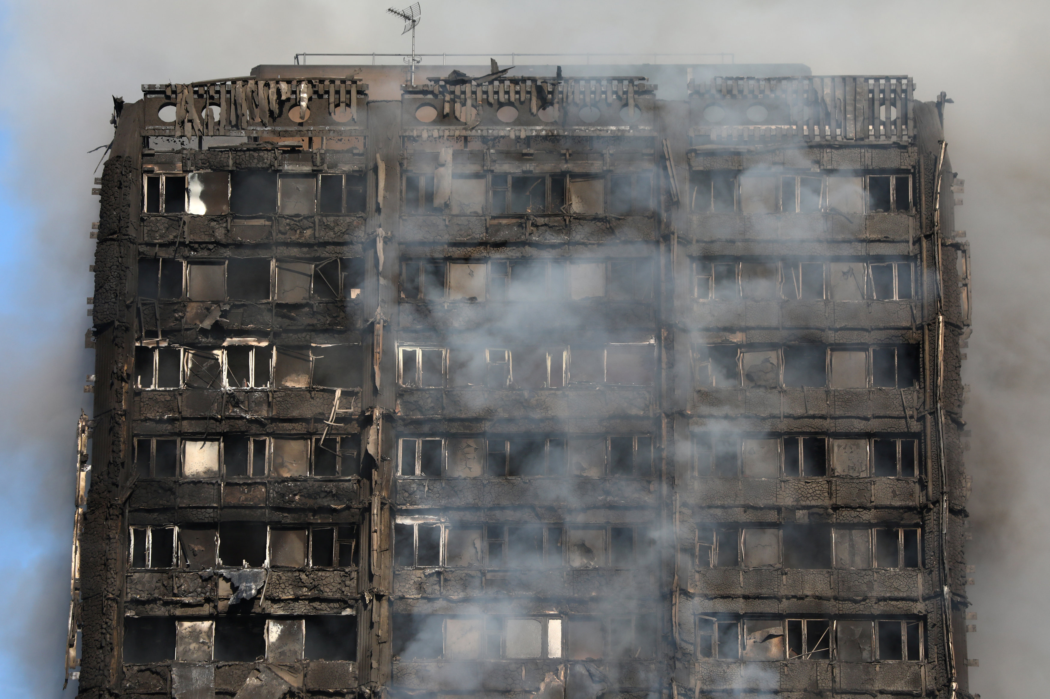 استمرار عمليات اخماد النيران ببرج لندن السكنى