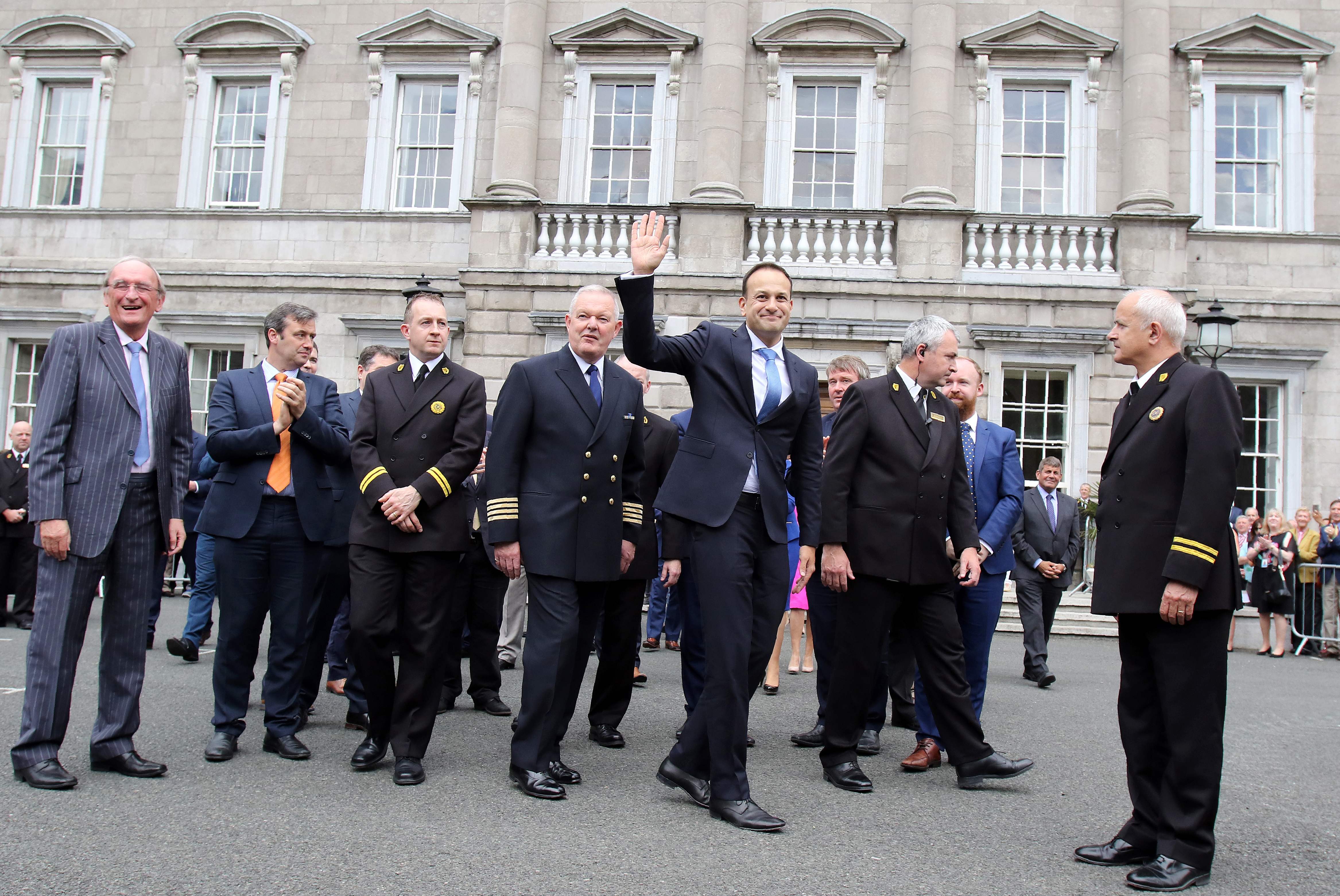 رئيس وزراء إيرلند  الجديد وسط الشخصيات العامة