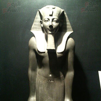 تمثال لملك فرعوني داخل المتحف